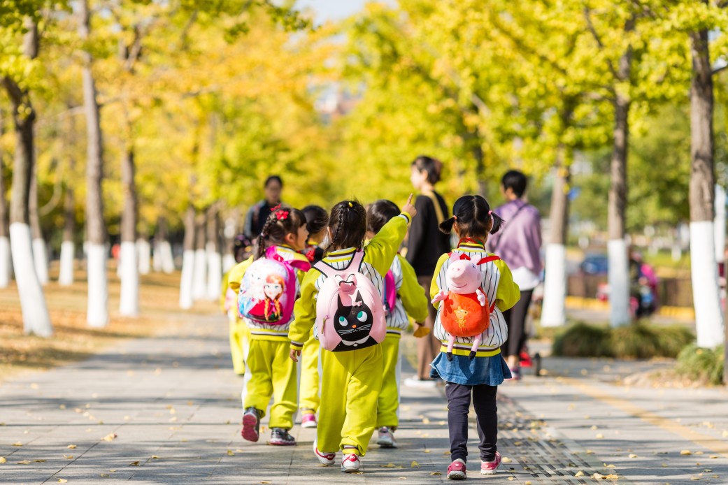 Children walking with backpacks.